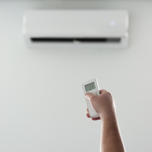 夏の終わりはエアコン送風でカビ対策！徹底洗浄で快適な冬を