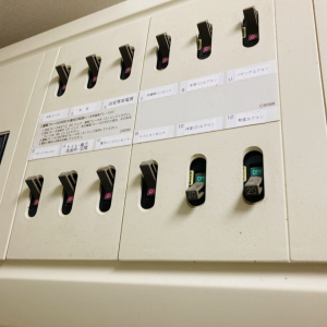 エアコン利用中にブレーカーが落ちる原因を徹底解説！不明な場合の対処法