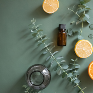 エアコンの臭い対策！アロマスプレーでカビ・ホコリを撃退＆快適空間を実現