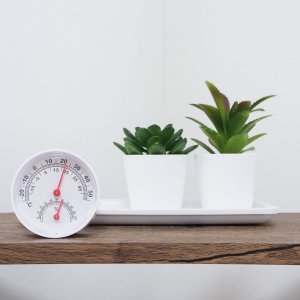 冬のエアコン暖房による乾燥と結露対策：快適な室内環境を保つ秘訣