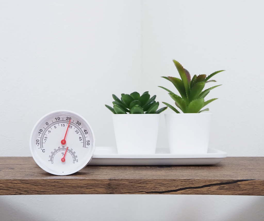 冬のエアコン暖房による乾燥と結露対策：快適な室内環境を保つ秘訣