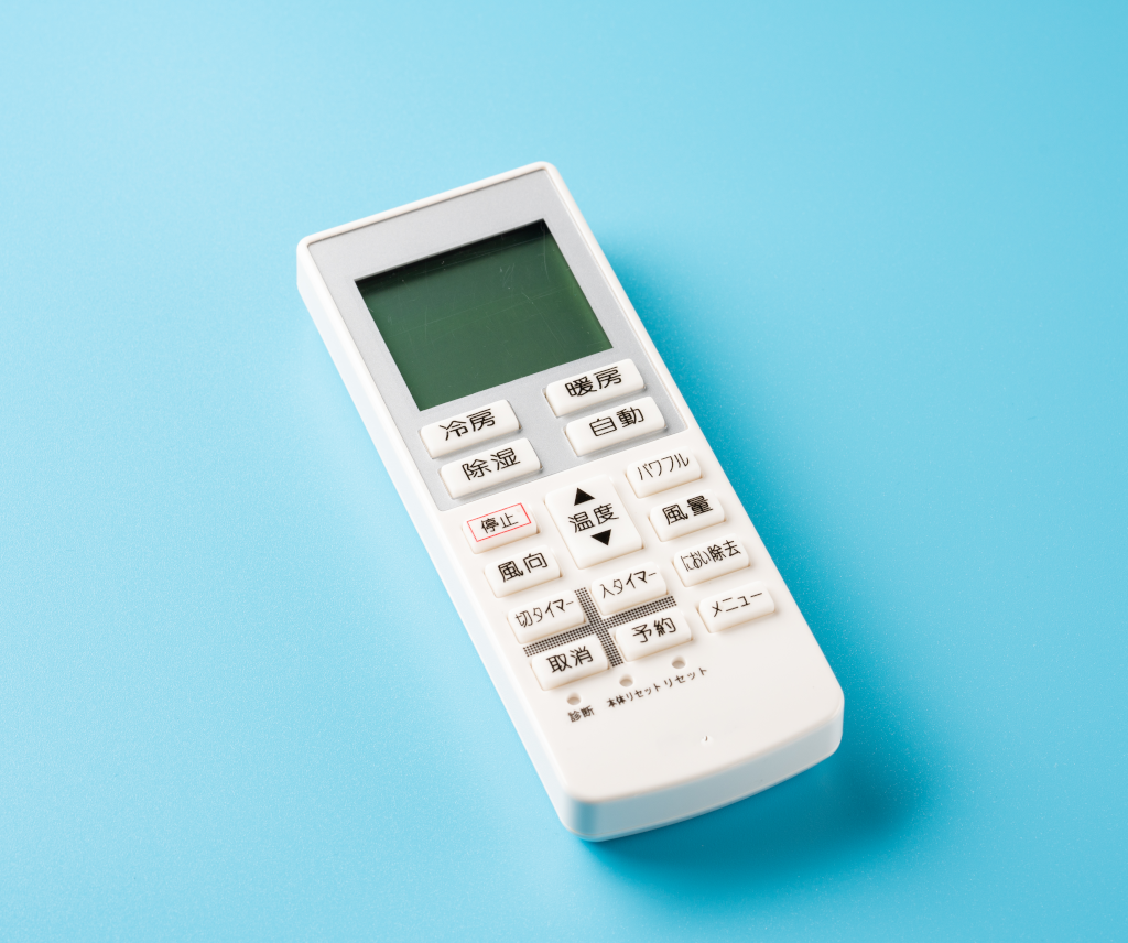 エアコンのリモコン液晶が見えない？原因と自分でできる対処法