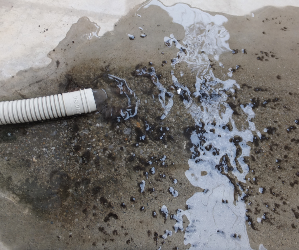 エアコンからピンク色の水？原因と自分でできる掃除方法、予防策を解説